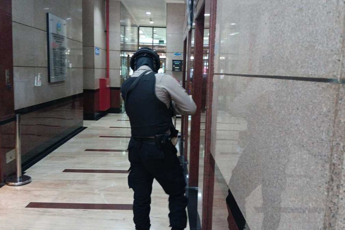 Polisi mengamankan kegiatan penggeledahan di lantai 5 gedung sekretariat Provinsi Jatim, Jumat (16/8/2024).