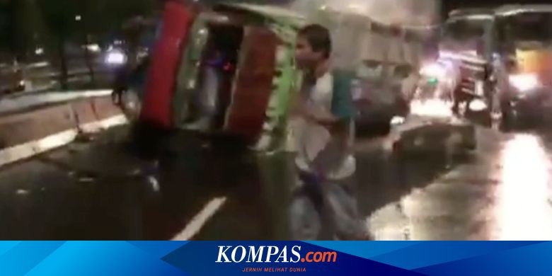 Truk Bermuatan Hebel Terguling di Jalan Gatot Subroto - Vimarsana News
