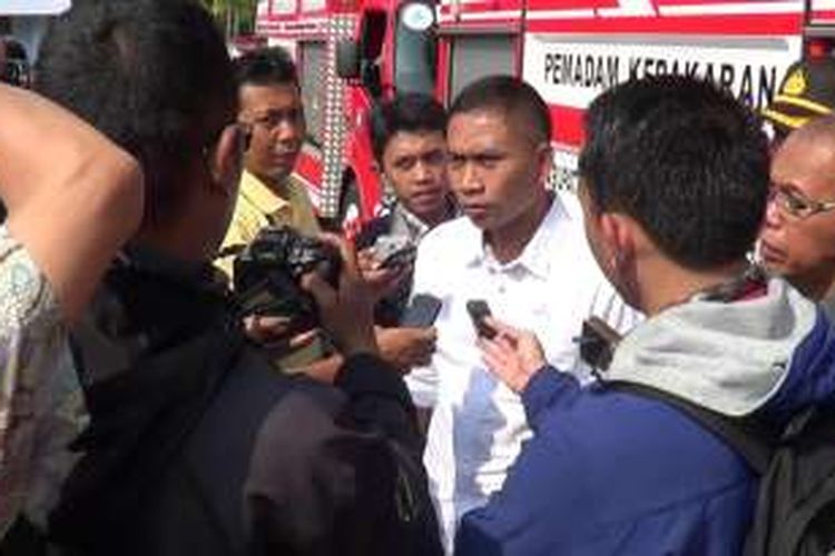 Bupati Batang, Jawa Tengah, Yoyok Riyo Sudibyo (pakai kemeja putih) memberikan keterangan kepada wartawan didepan halaman   Pendopo. 