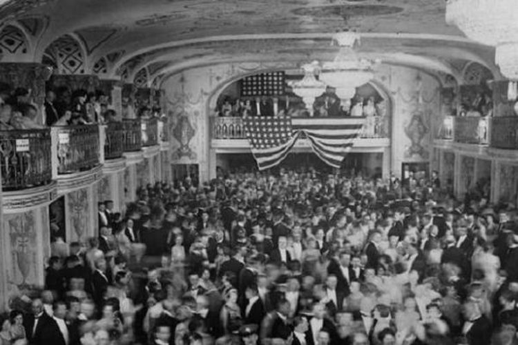  Dalam foto ini, pesta dansa merayakan pelantikan Presiden Herbert Hoover tahun 1929 di Hotel Mayflower.