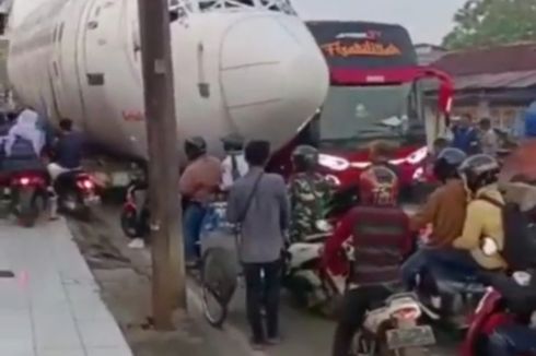 Dilintasi Truk Bawa Badan Pesawat, Jalan Raya di Bogor Sempat Macet Parah