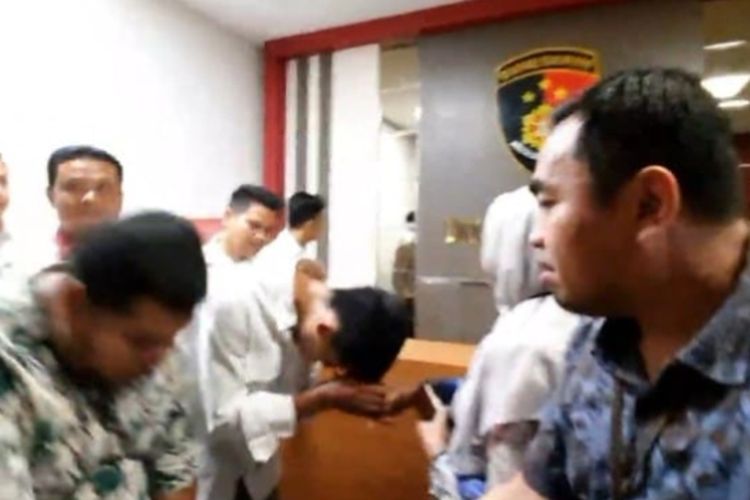 Khariq Anhar bersalaman dengan mencium tangan Rektor Universitas Riau, Sri Indarti, usai pencabutan laporan polisi di Mapolda Riau di Pekanbaru, Senin (13/5/2024).