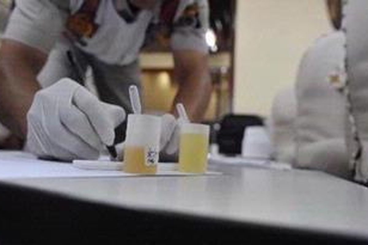 Ilustrasi: tes urin. Petugas Polda DI Yogyakarta saat mencatat hasil tes urine dua orang pilot di Bandar Udara Adisutjipto, Sleman, DI Yogyakarta, Senin (27/8/2012).  