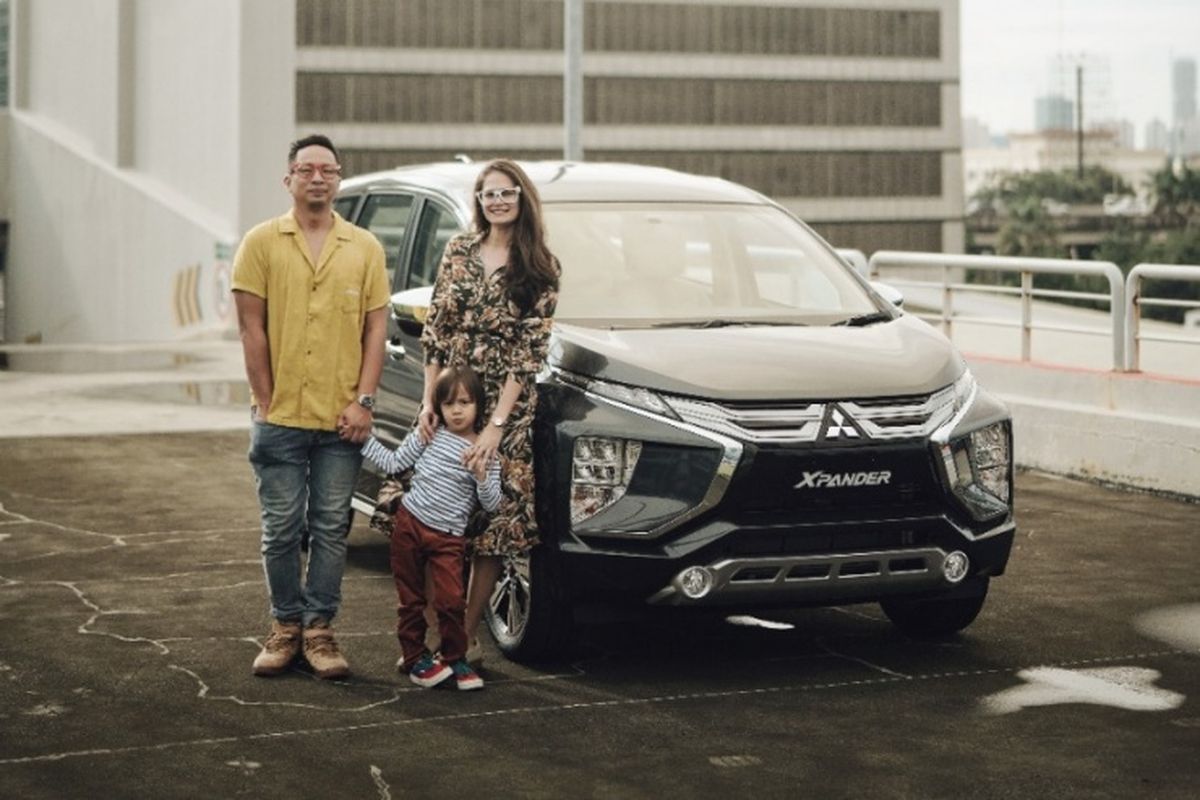 Ringgo Agus Rahman bersama keluarga dengan generasi terbaru Mitsubishi Xpander 