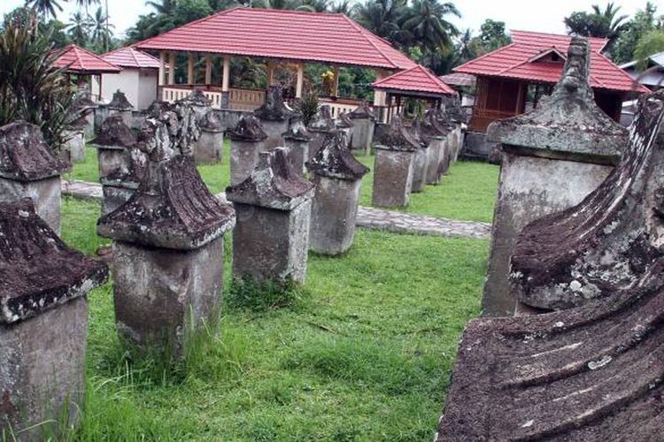 Jejeran Waruga, kubur orang Minahasa kuno, di Taman Purbakala Waruga Sawangan, Minahasa Utara, Sulawesi Utara.