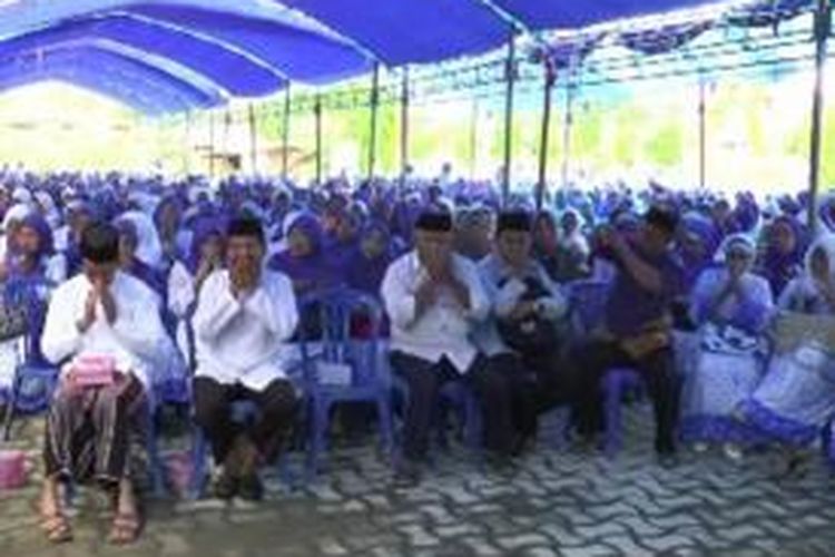 Ribuan warga dan majelis taklim  di polewali mandar Sulawesi barat menggelar doa bersama untuk korban KM Marina 2 di lapangan terbuka Polewaqli Mandar, Selasa (22/12).