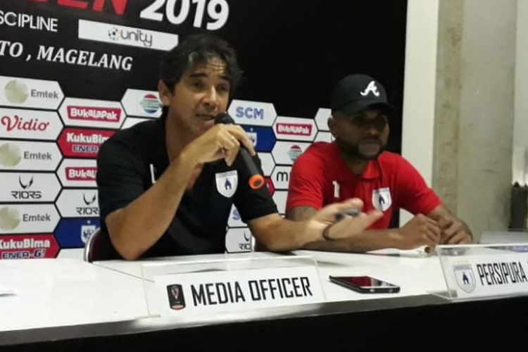Pelatih Persipura Jayapura, Luciano Leandro, dan Titus Bonai dalam jumpa pers selepas laga di Stadion Moch Sobroto, Rabu (6/3/2019).