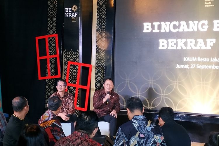 Kepala Badan Ekonomi Kreatif (Bekraf) Triawan Munaf (kanan) menjadi pembicara dalam sebuah diskusi bertajuk Bincang Bareng Bekraf di Kaum Jakarta, Jumat (27/9/2019).