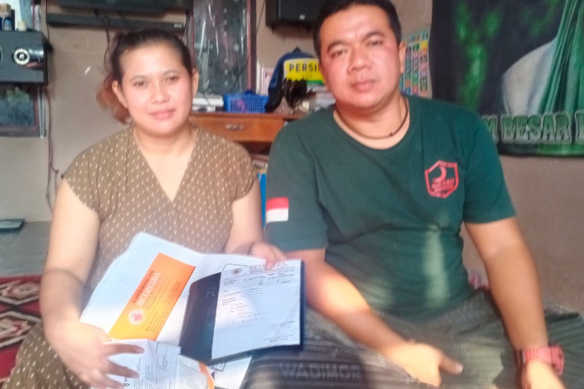 Pasangan suami istri Novi Mulyana dan Noviyanti menunjukan berkas-berkas hasil pemeriksaan labolatorium dan rontgen anaknya saat ditemui di rumahnya