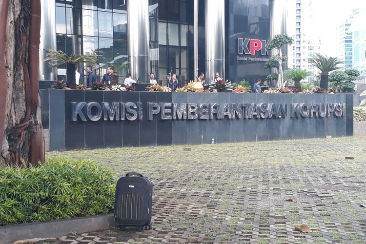 Sebuah koper mencurigakan sempat membuat geger warga sekitar KPK, Kuningan, Jakarta, Kamis (22/3/2018) sekitar pukul 16.00 WIB.