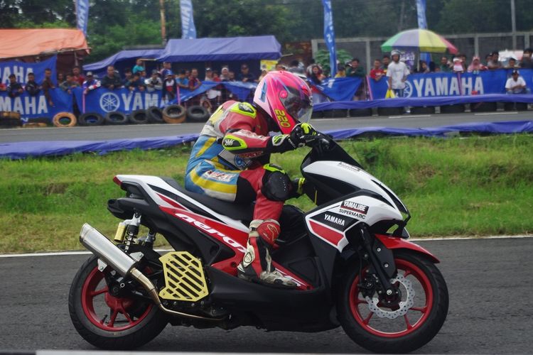 Salah satu pebalap Yamaha Cup Race 2020 Boyolali kelas Aerox 155 VVA di sirikuit Boyolali, Minggu (1/3/2020).