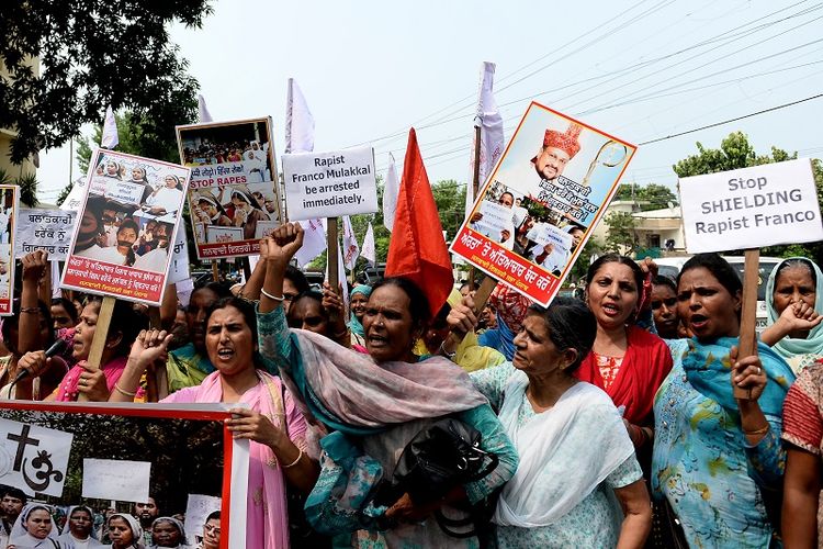 Para perempuan India menggelar aksi protes menuntut penangkapan Uskup Franco Mulakkal yang dituduh memperkosa seorang biarawati.