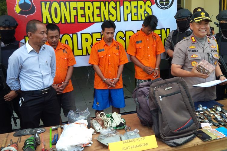 Para pelaku pembobolan brankas saat diamankan di Mapolres Sragen, Jawa Tengah, Rabu (6/2/2019).