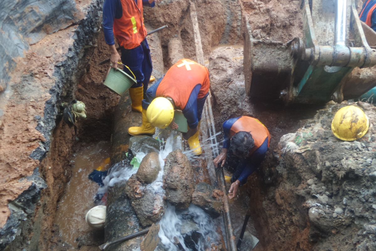 PT Aetra Air Jakarta mulai melakukan perbaikan terhadap pipa air yang bocor di kawasan Matraman Raya, Jakarta Timur pada Rabu (19/7/2017). Kebocoran terjadi akibat  dari pemasangan besi pancang pekerjaan Double Double Track (DDT) di Jalan Matraman Raya, Kamis (20/7/2017)