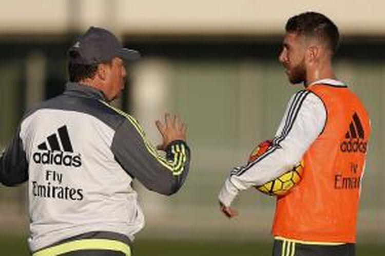 Pelatih Rafael Benitez dan kapten Sergio Ramos pada sesi latihan Real Madrid jelang El Clasico (19/11/2015). 
