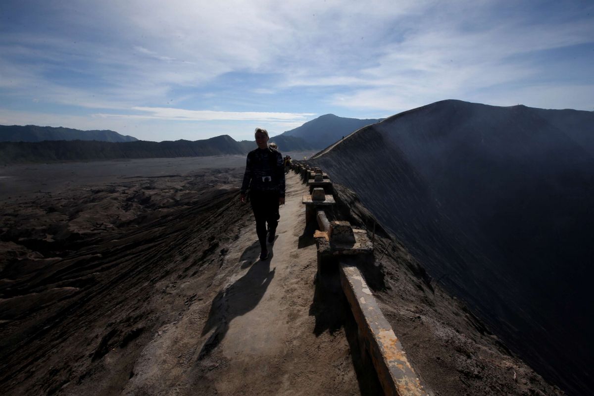Wisatawan melintas di bibir kaldera Gunung Bromo, Probolinggo, Jawa Timur, Sabtu (4/11/2017). Pada hari libur kawasan wisata Gunung Bromo ramai dikunjungi wisatawan domestik dan manca negara.  