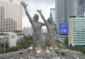 Ternyata Ini Arti Bunga yang Dibawa Sosok Wanita di Tugu Bundaran HI