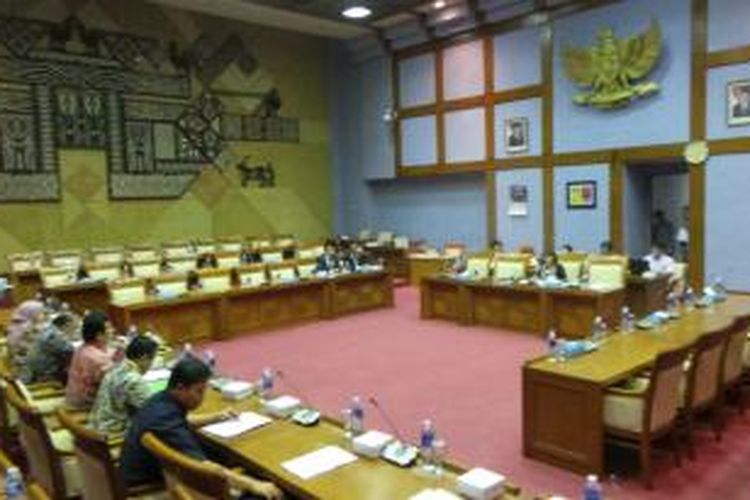 Suasana rapat di Komisi IX DPR diwarnai banyaknya kursi kosong, Selasa (11/2/2014). Para anggota Komisi IX menolak hadir karena ingin melakukan boikot pada dua pimpinan di komisi tersebut.