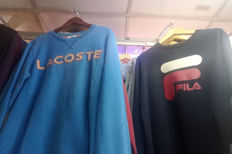 Aneka hoodie branded yang ada di kios thrift di Metro Atom Pasar Baru, Jakarta Pusat.