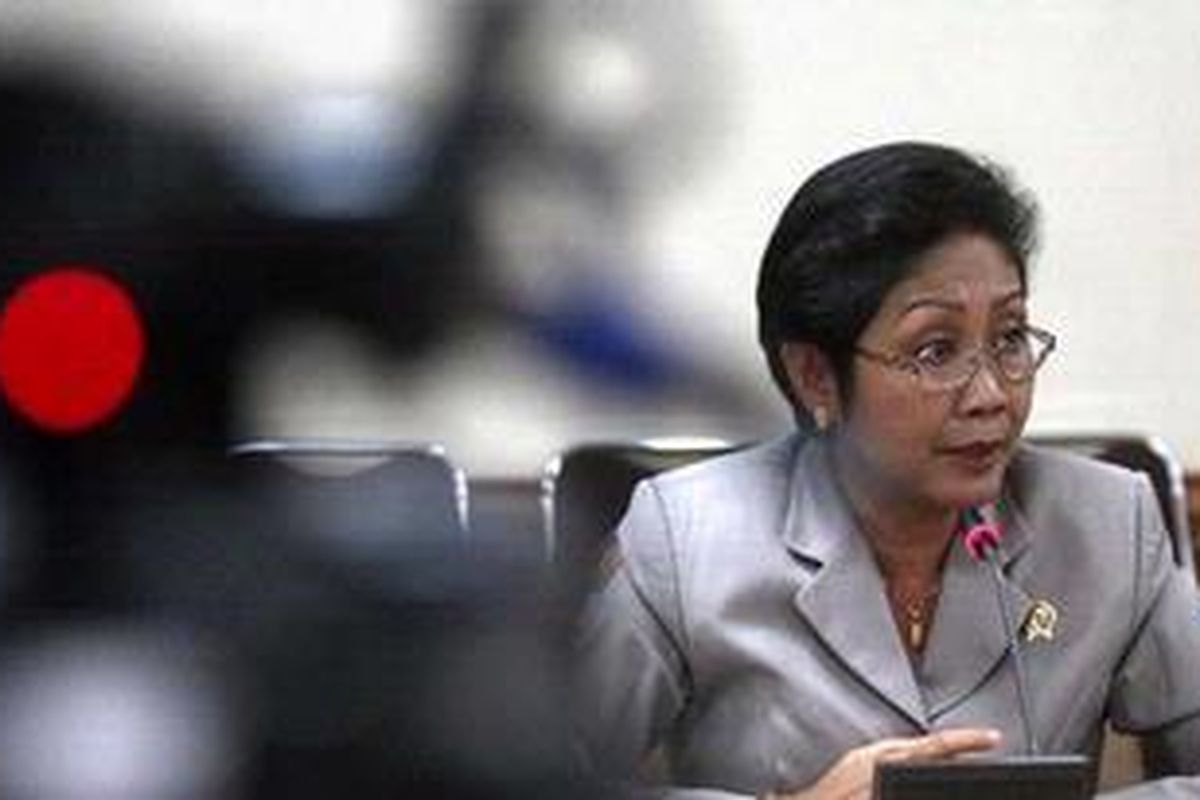 Menteri Kesehatan Endang Rahayu Sedyaningsih, menggelar konferensi pers tentang kesehatannya, di Kantor Kemenkes, Kuningan, Jakarta Pusat, Senin (17/1/2011). Endang mengakui bahwa dia mengidap kanker paru-paru, namun hal tersebut disebut Endang tidak akan mempengaruhi kinerjanya. 