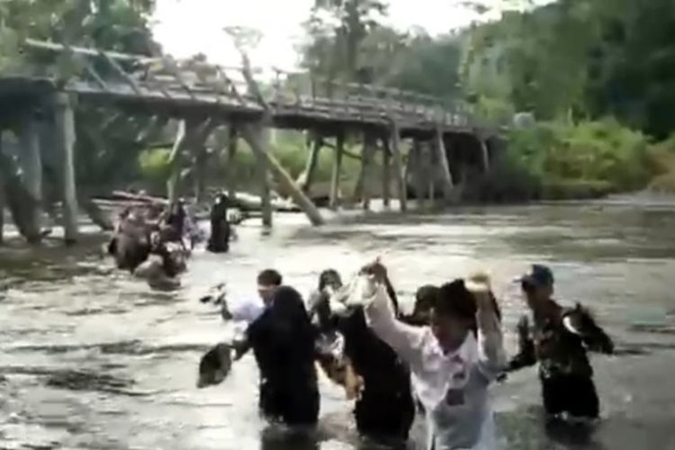 Puluhan pelajar SD dan SMP di Kabupaten Kolaka Timur harus menyeberangi Sungai Alaha untuk sampai sekolah. Itu dilakukan pelajar akibat jembatan di wilayah itu rusak usai diterjang banjir.