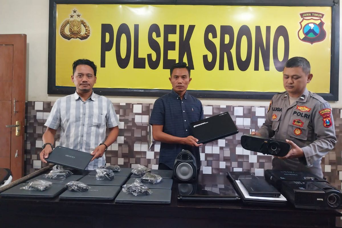 Polisi saat mengamankan sejumlah barang bukti pembobolan sekolah di Banyuwangi