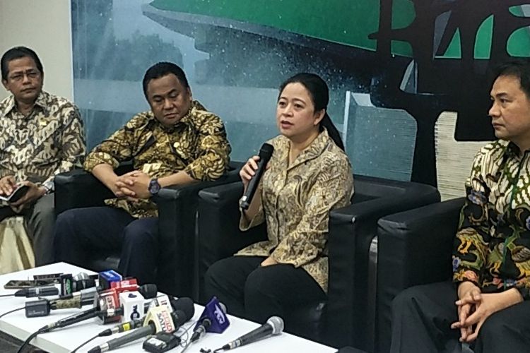 Ketua DPR Puan Maharani saat memberikan keterangan kepada wartawan di media center, Kompleks Parlemen, Senayan, Jakarta, Selasa (8/10/2019).