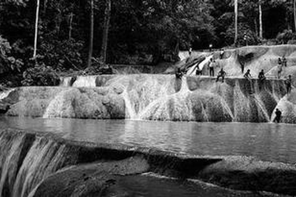 Pengunjung menikmati air terjun Moramo yang bertingkat-tingkat, Minggu (13/2/2011). Air terjun setinggi 40 meter ini menjadi obyek wisata andalan Kabupaten Konawe Selatan, Sulawesi Tenggara, sejak tahun 1990.