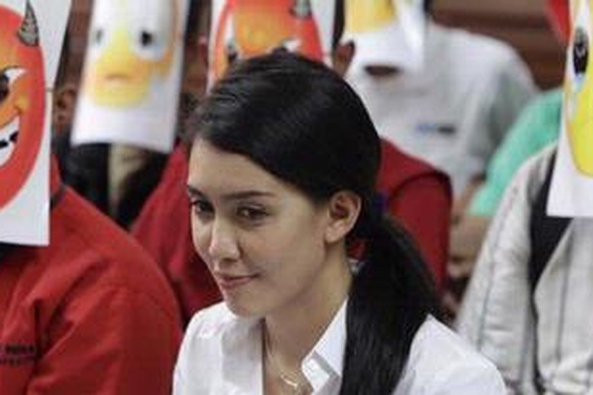 Anggota DPR RI, Rieke Dyah Pitaloka hadir sebagai saksi dalam sidang ke 28 perkara gugatan warga negara (Citizen suit) 120 orang mengenai jaminan sosial di Pengadilan Negeri Jakarta Pusat, Rabu (6/4/2011). Agenda sidang mendegarkan kesaksian Rieke dan dokter Marius Widjajarta.