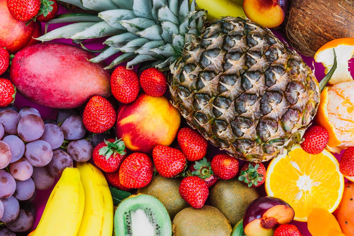 Ilustrasi flavonoid. Konsumsi beragam makanan kaya flavonoid seperti teh, apel, dan jeruk tiap hari terbukti dapat menurunkan risiko kematian dan penyakit kronis.
