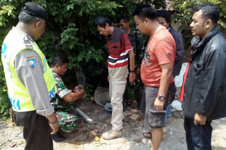 Anggota kepolisian mengecek lokasi penemuan benda diduga granat di Dukuh Wangen, Desa Wangen, Kecamatan Polanharjo, Klaten, Jawa Tengah, Sabtu (28/4/2018).