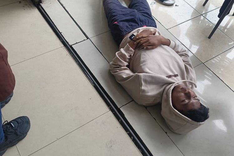 Seorang pemuda asal Sukorejo Kabupaten Pasuruan tewas di teras Indomaret di daerah puncak Prigen usai memegang gagang folding gate yang teraliri listrik, Rabu (18/12/2024) 