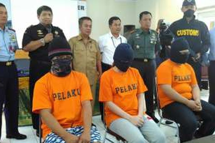 Tiga warga negara Malaysia ditangkap petugas di Bandara Internasional Lombok karena membawa 1.982 Gram narkotika jenis methamphetamine. (KOMPAS.com/ Karnia Septia)