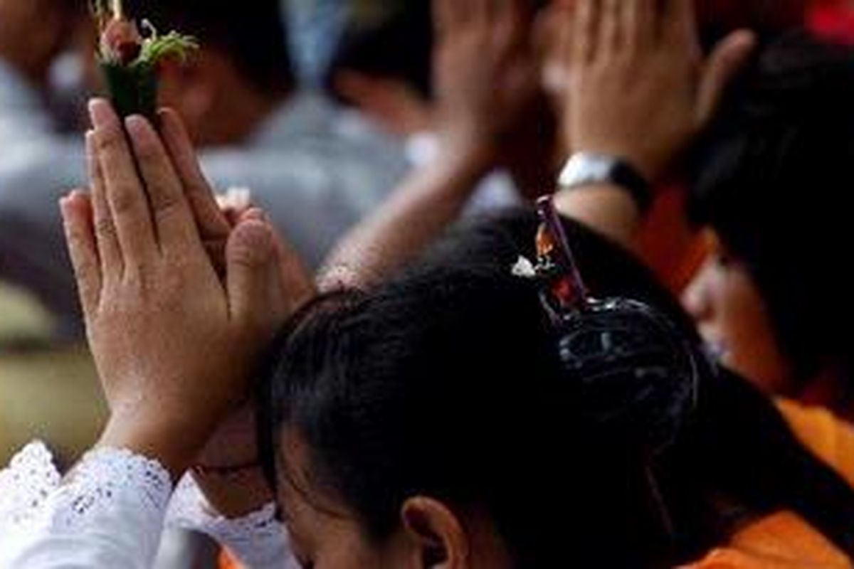 Umat Hindu menggelar upacara Tawur Agung Kesanga di Pura Aditya Jaya, Rawamangun, Jakarta Timur, Senin (15/3/2010). Upacara ini sebagai rangkaian menyambut Hari Raya Nyepi.
