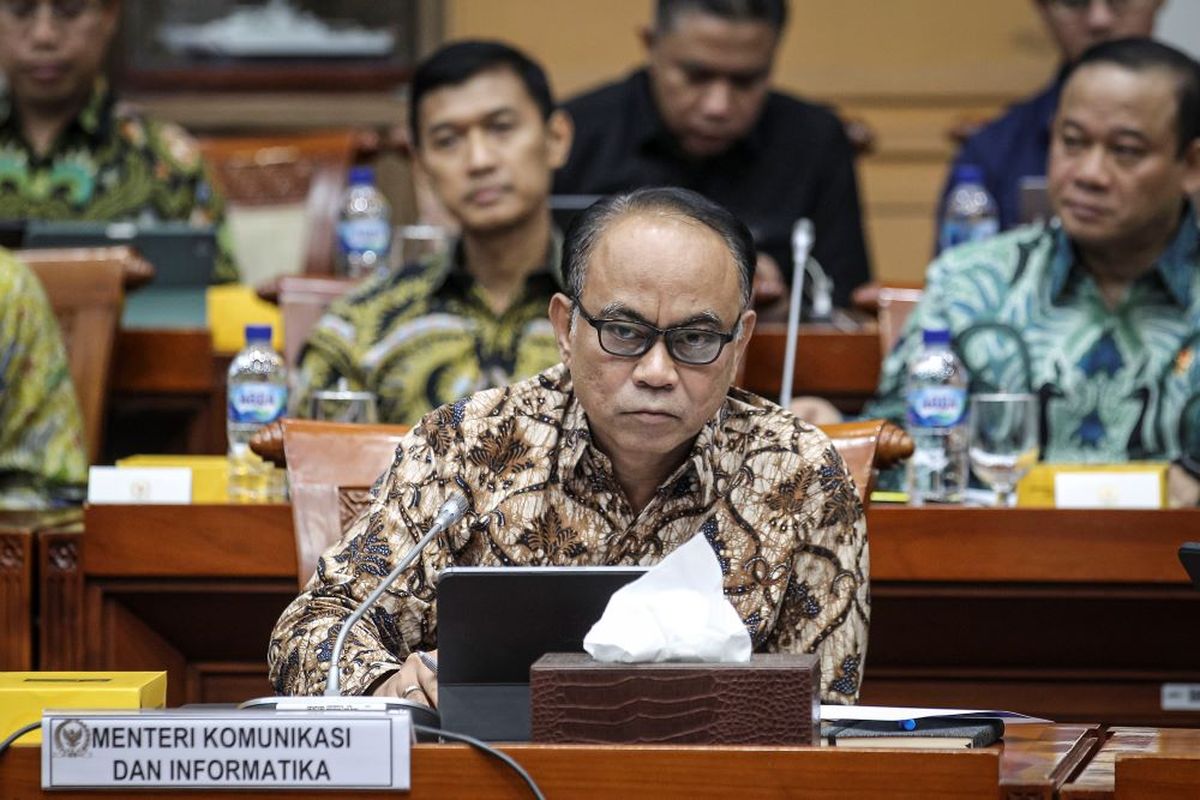 Menteri Komunikasi dan Informatika (Menkominfo) Budi Arie Setiadi saat mengikuti rapat kerja dengan Komisi I DPR di Kompleks Parlemen, Senayan, Jakarta, Kamis (27/6/2024). Rapat tersebut membahas insiden peretasan Pusat Data Nasional dan progres penanganannya. ANTARA FOTO/Dhemas Reviyanto/foc.