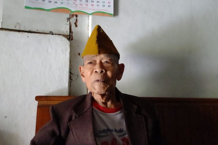 Samian (96), seorang Veteran asal Blora, Jawa Tengah, saat ditemui wartawan di kediamannya, Selasa (16/8/2022)