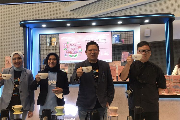 Perwakilan Bank Mandiri beserta Co-Founder Jakarta Coffee Week, Hendri Kurniawan saat acara pembukaan Livin' Jakarta Coffee Week 2022 di Mal Pondok Indah 3, Jakarta Selatan pada Jumat (11/11/2022).