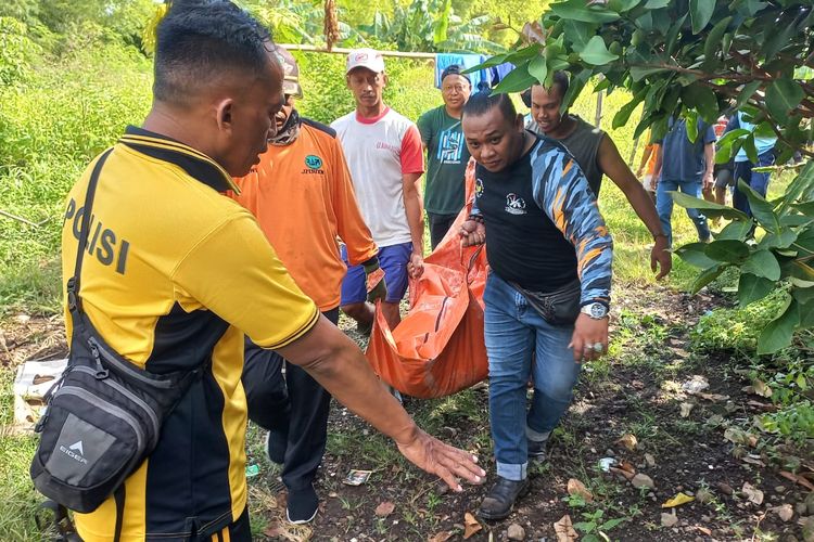 Polisi saat mengevakuasi korban dari sungai 