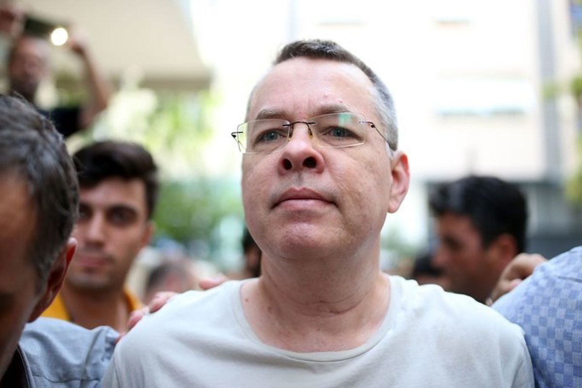 Pastor Andrew Craig Brunson dikawal oleh petugas polisi berpakaian sipil di Turki pada 25 Juli 2018 di Izmir. (AFP)