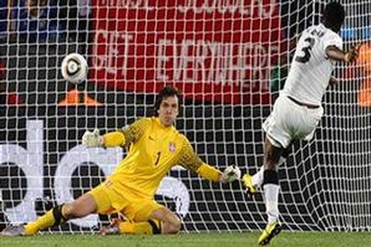 Penyerang Ghana, Asamoah Gyan (kanan), menjebol gawang serbia, pada babak penyisihan grup Piala Dunia 2010 Afrika Selatan, 13 Juni silam.