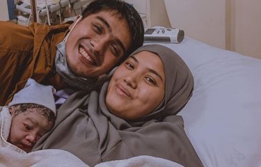 Ricky Harun dan Herfiza bersama buah hati mereka yang keempat.