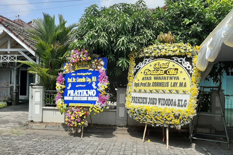 Karangan Bunga turut berduka cita dari Presiden Joko Widodo dan Keluarga tampak terpasang di rumah duka Guru Besar Fakultas Ilmu Sosial dan Politik Universitas Gadjah Mada (Fisipol UGM) Cornelis Lay.