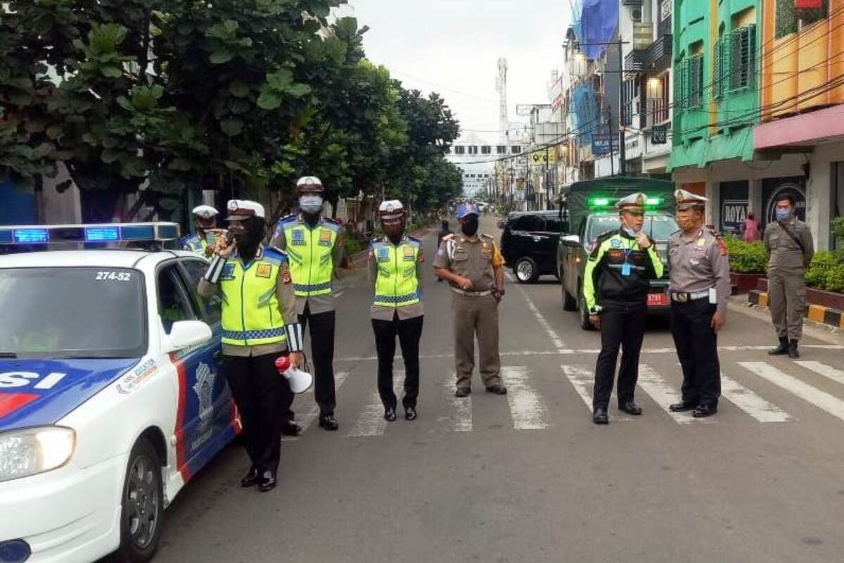 Sejumlah petugas menyekat akses masuk ke pusat perbelanjaan di Kabupaten Cianjur, Jawa Barat. Penyekatan akan terus ditingkatkan seiring dengan pemberlakukan PSBB parsial di Cianjur yang akan mulai dilaksanakan Rabu (6/5/2020).