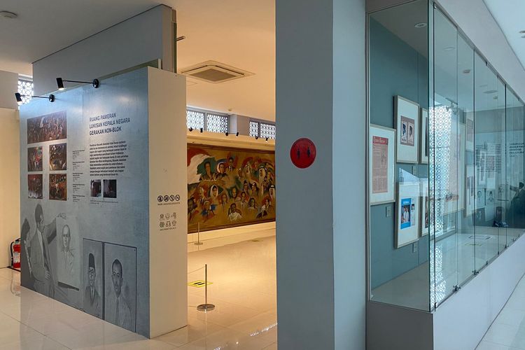 Bagian dalam Museum Basoeki Abdullah berisi berbagai karya lukis dan koleksi pribadi di Cilandak Barat, Jakarta Selatan. 