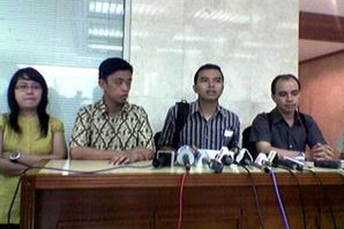 Koordinator Divisi Korupsi Politik Indonesian Corruption Watch (ICW) Adnan Topan Husodo bersama rekan-rekannya datang ke DPR, Selasa (23/9), untuk bertemu dengan BK namun gagal bertemu. Laporan ICW hanya diterima oleh pihak sekretariat.