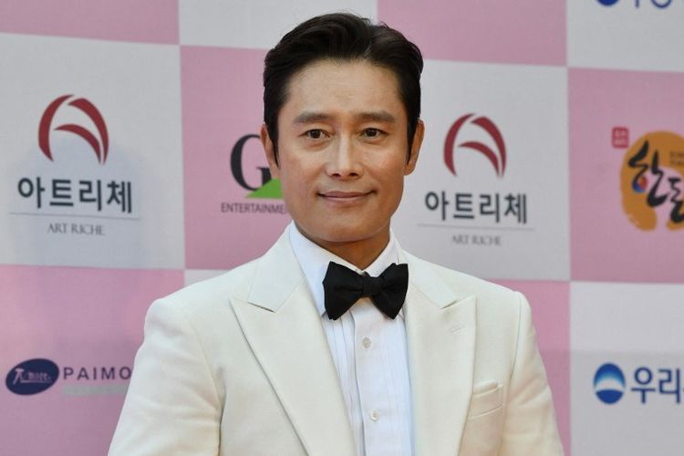Aktor asal Korea Selatan Lee Byung Hun menghadiri Daejong Film Awards 2020 di Seoul pada 3 Juni 2020. 