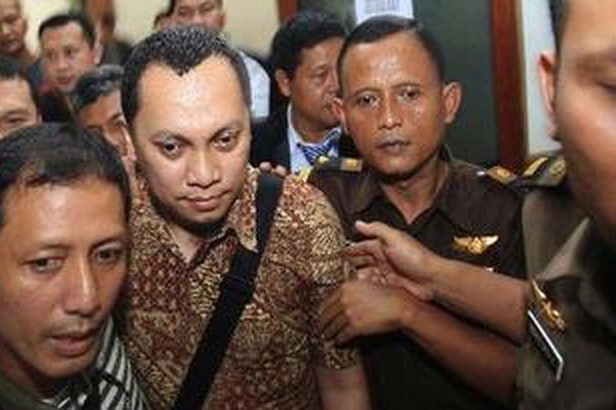 Terpidana kasus mafia pajak, Gayus Tambunan, hadir sebagai saksi di Pengadilan Tipikor Bandung, Jawa Barat, Jumat (29/4/2011). Dia bersaksi dalam kasus dugaan suap mantan Kepala Rutan Brimob Kelapa Dua Depok Kompol Iwan Siswanto. Gayus mengungkapkan kronologis yang dilakukannya terhadap Iwan Siswanto agar bisa bebas keluar masuk rutan tersebut. Gayus selama ditahan diduga sempat ke Bali, Singapura, Malaysia, dan Makau. 