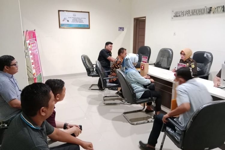 Penyidik Polsek Kota Barat saat menyerahkan tersangka dan barang bukti motor NMax ke Kejaksaan Negeri Kota Gorontalo pada hari Kamis. Kasus perebutan motor ini melibatkan Fatma Noor sebagai pelapor istri kedua almarhum Nanang Biya dan WB alias Dian sebagai terlapor adalah adik kandung Nanang Biya.