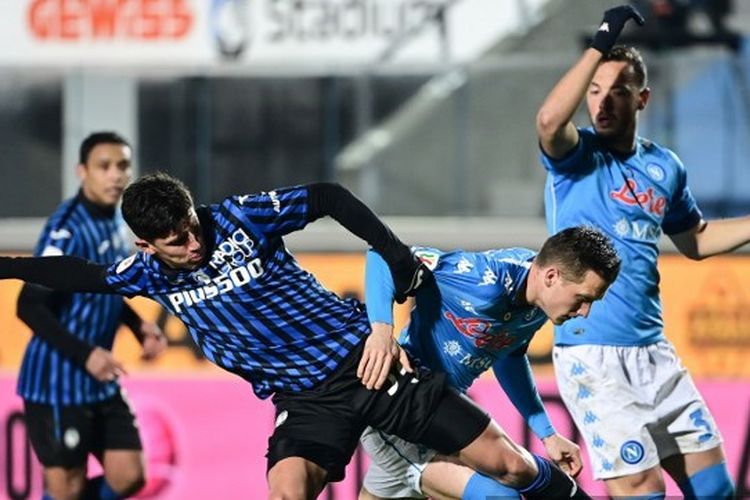Pemain Atalanta, Matteo Pessina (kedua dari kiri), mencoba menahan bola dari pemain Napoli, Kamis (11/2/2021) dini hari WIB di Stadion Atleti Azzuri d'Italia.