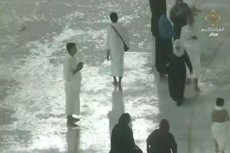 Tangkapan layar video jemaah umrah yang shalat di tengah hujan lebat dan badai petir di Mekkah pada Selasa (22/8/2023) malam.